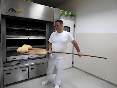 Pekli smo kruh in torto z zelišči