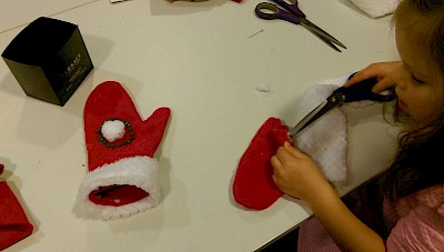 Z nitjo skozi kamišibaj do rokavičke