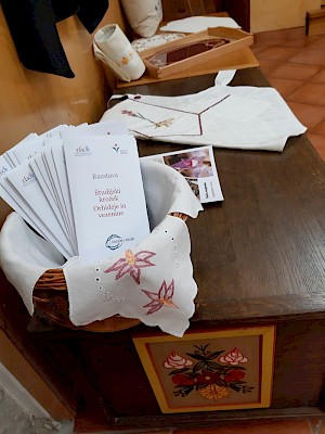 Razstava Orhideje in vezenine je na ogled v Škofji Loki