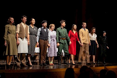 Tango za tri napolnil dvorano