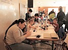 zik crnomelj   dasa bartolj in ajda skrbinsek z udelezenci delavnice poslikava majic